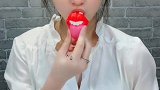 小姐姐吃怪异的糖果，不料竟然是这个样子的看得我都想吃了！
