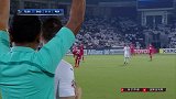 尴尬！第4官员换人举牌0号换0号 毫不自知球员蒙圈