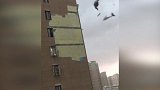 江苏丰县遭风雹侵袭 热水器被吹落险些砸中路人