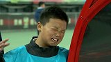贵州降级他哭到泪干！外教球员轮番抱着他安慰