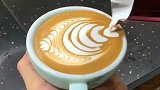 咖啡小哥花了十年才练出来的手艺，最后的一拉是认真的吗