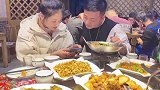 这是人干的事吗，居然当着大哥的面接吻，让一个单身狗情何以堪