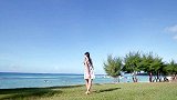 妹妹在海滩的草地上跳BBoom BBoom热舞，仿佛融入到了画里！