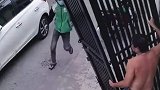 大门突然倒塌险砸中外卖小哥，小哥却没离开选择马上帮忙