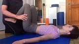 美女正骨拉伸韧带，打造S型完美身材。