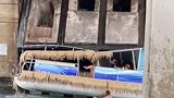 美国一船只在开合桥下避雨，被开始折叠的桥压住险翻船