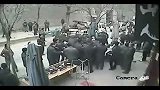【PP拍客】-20120308-拍摄城管野蛮执法+惹怒城管遭围殴
