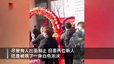 河北一对新人结婚被喷一身易燃白色泡沫 宛如雪人