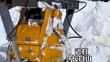 原来东北推雪人是用挖掘机