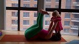 女儿每天准时拉上我一起做瑜伽，有她的督促我的健身计划有着落