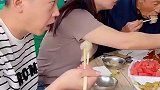 老婆怀孕了不方便去参加婚礼,必须给她带喜欢吃的回去