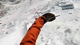 惊心动魄！男子高山滑雪时突遇雪崩 大量雪块裹挟男子冲下山坡