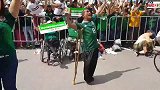 感人一幕！墨西哥残疾球迷街头庆祝胜利 专属世界杯的爱与力量