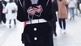 对走路玩手机的女生毫无抵抗力