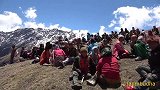 尼泊尔牧民集体上雪山挖虫草，凭进山证进入