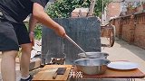 在农家小院做铁板鸡胗，突然下起大雨，不得不停止了