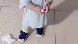 孩子就爱抠这东西，眼前的这一幕，幸好没有闯更大的祸