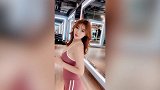 白嫩健身美女训练完活力无限 转圈圈抛媚眼这谁顶得住？
