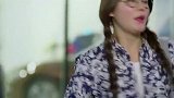 美女在门口守着货物，小伙帮她搬了进去