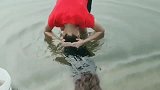小姐姐的头发真长，一辈子没有剪过头发，洗头发还要到河里洗！