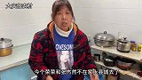 媳妇和妹妹不在家，中午老妈做啥好吃的？俩孙子大口小口吃得香