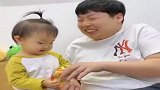 爸爸不给宝宝吃零食，结果宝宝竟这样怼他，看完别笑！