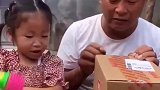 给妹妹买了什么 妹妹搞笑成这样