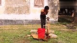 小伙子心太黑了，把盒子直接抢走了