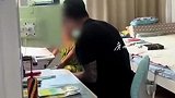 妻子晒张琳芃辅导儿子写作业