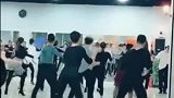 男生练习跳恰恰也可以这么带劲，简直让人眼前一亮