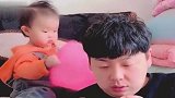 老爸只顾着玩手机，小家伙很生气，后果很严重