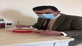 戴口罩成了习惯，就着面吃