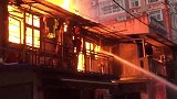 武汉一老旧居民楼起火 消防员火海爬梯救出3人
