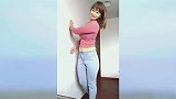 辣妈真有勇气，这身材还敢搭配露肚装，不过却很有女人味
