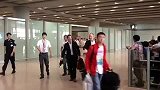 中超-13赛季-小贝抵达北京第一现场直击 睡眼惺忪进入VIP休息室-新闻