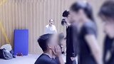 辣眼！男生排队给女生下跪扇耳光认错 学校回应：排练汇演的片段