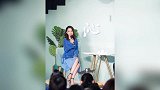 李沁这裙子真短，难怪坐下要盖毯子