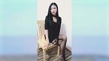 有了黑色丝袜修饰美腿，让小姐姐更有自信臭美了