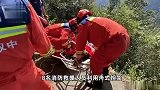 女子为拍照不听劝坠下60米悬崖，消防员10小时救援成功