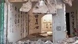 女子路过拆迁地，废墟里发现墙壁上写满书法