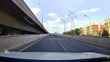 恶意别车，还竖手指，开个电动车至于吗