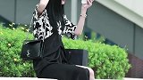 精致的女孩子出门带梳子