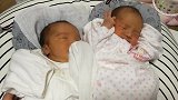 出生第8天的双胞胎婴儿，紧挨着彼此躺着，小模样真好看！