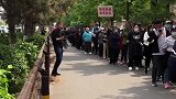 沈阳打疫苗现场，这队伍一眼望不到边
