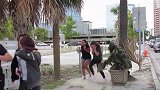 伪装成草人在路边向路人伸手，美女非常的害怕