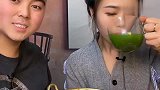 萱儿吃饭时间到了，瞧她吞咽的速度让人佩服，馋到你了吗？