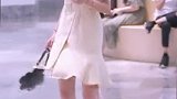 街拍小姐姐这么穿真的是路上的焦点咯