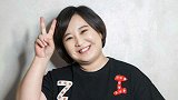 贾玲爬台阶惨被宋小宝调侃：左右横扫，网友：厉害了