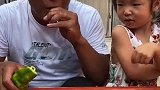 天啊，你不要吃辣椒辣自己，我把棒棒糖分给你吃就是了