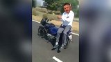 来个能打的！红魔10场不败遭恶搞 摩托自动驾驶索圣坐后座